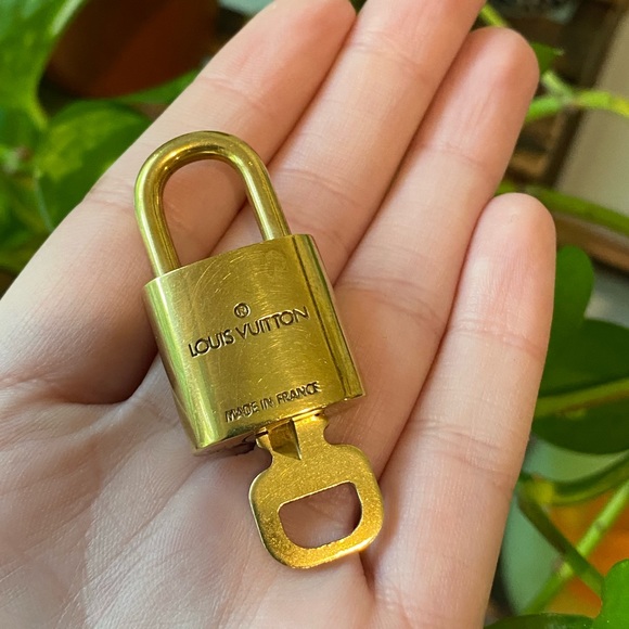 ‼️🔐 LV Lock & Key 🔐‼️ - Picture 3 of 7